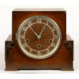 AN OAK MANTEL CLOCK, 23 X 25CM, C1930