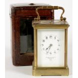 A FRENCH BRASS CARRIAGE CLOCK WITH ENAMEL DIAL AND FITTED LEATHER CASE, 12.5CM H EXCLUDING HANDLE,