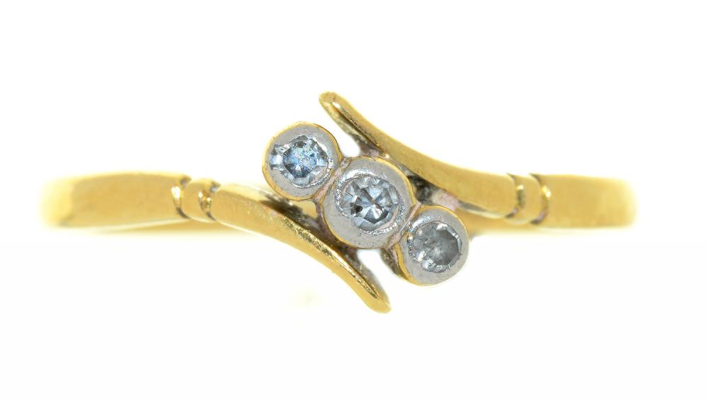 A DIAMOND TWIST RING, IN GOLD MARKED 18CT AND PLAT, 2G, SIZE M++GENERAL WEAR CONSISTENT WITH AGE