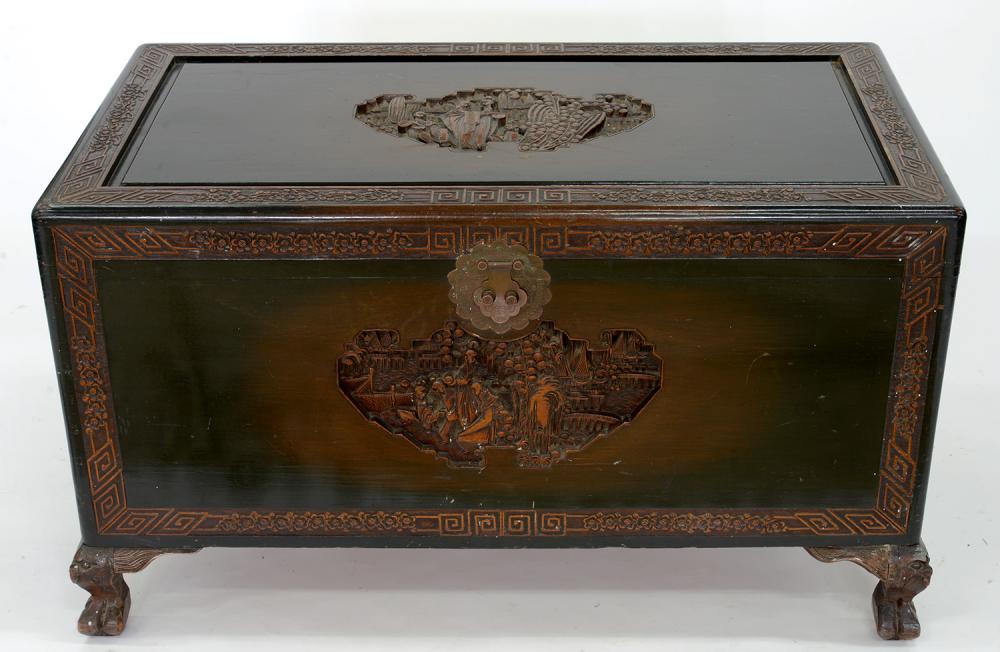 A CHINESE CARVED CAMPHOR WOOD CHEST ON PAW FEET, THE INTERIOR FITTED WITH A TRAY, 60CM H; 102 X 56CM