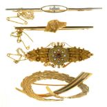 AN EDWARDIAN DIAMOND BAR BROOCH IN GOLD, UNMARKED, AN EDWARDIAN GARNET AND HALF PEARL BROOCH IN