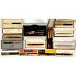 A COLLECTION OF VINTAGE SHEAFFER, CROXLEY, MABIE, TODD & CO AND OTHER FOUNTAIN PENS, BOXED