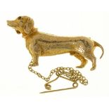 A 9CT GOLD BROOCH FASHIONED AS DACHSUND, GARNET EYES, 3.5 X 2 CM APROX, 7G++ONE EYE REPAIRED WITH