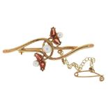 A GARNET AND PEARL BROOCH, IN 9CT GOLD, LONDON 1993, 5G++IN GOOD CONDITION