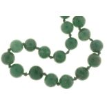 AN AVENTURINE QUARTZ BEAD NECKLACE, ROUND BEADS GRADUATED FROM 1.2 CM TO 0.6 MM, 74CM L AND A