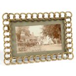 AN EDWARDIAN BRASS CHAIN DESIGN PHOTOGRAPH FRAME WITH ROD STRUT, 14 X 20CM