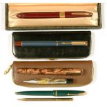A BOXED SHEAFFER FOUNTAIN PEN AND SEVERAL OTHER VINTAGE PARKER AND OTHER FOUNTAIN PENS AND