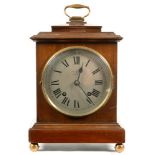 A MAHOGANY AND BRASS LINE INLAID MANTEL CLOCK IN 18TH C ENGLISH STYLE, THE SILVERED DIAL INSCRIBED