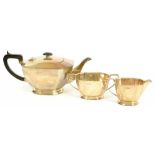 AN ELIZABETH II THREE PIECE SILVER TEA SERVICE, TEAPOT 13 CM H, SHEFFIELD 1966, 34OZS 3DWTS++