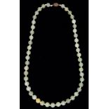 A JADE NECKLACE, THE ROUND APPLE GREEN BEADS OF 10.5 MM DIAMETER, 64 CM L, SILVER GILT CLASP++IN