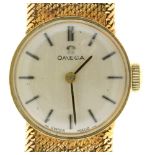 AN OMEGA 9CT GOLD LADY'S WRISTWATCH, 9CT GOLD BRACELET, 23.5G++SLIGHT DAMAGE TO GOLD BRACELET