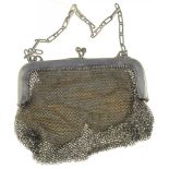 A GEORGE V SILVER AND CHAINMAIL PURSE, 10 CM W, IMPORT MARKED LONDON 1916++TARNISHED