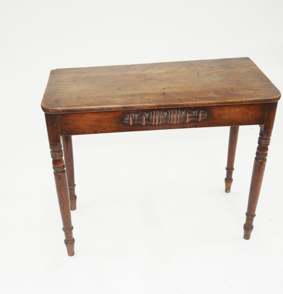 A VICTORIAN MAHOGANY SIDE TABLE ON TURNED LEGS, 71CM H; 85 X 42CM