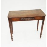 A VICTORIAN MAHOGANY SIDE TABLE ON TURNED LEGS, 71CM H; 85 X 42CM