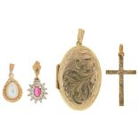 A RUBY AND DIAMOND PENDANT IN 9CT GOLD, A 9CT GOLD LOCKET, A 9CT GOLD CROSS PENDANT AND A CULTURED
