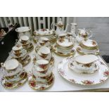 AN EXTENSIVE ROYAL ALBERT OLD COUNTRY ROSES BONE CHINA DINNER SERVICE