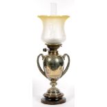 A VICTORIAN EPNS VASE SHAPED OIL LAMP ON EBONISED SOCLE, WITH LATER ETCHED GLASS SHADE, 55CM H, LAMP