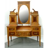 AN EDWARDIAN INLAID MAHOGANY DRESSING TABLE, CROSSBANDED IN SATINWOOD ON SQUARE TAPERING LEGS AND