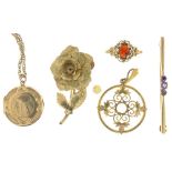 MISCELLANEOUS JEWELLERY INCLUDING AN AMETHYST BAR BROOCH IN 9CT GOLD, A GARNET RING IN 9CT GOLD,