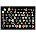 SEVENTY ONE VARIOUS GEM SET RINGS IN SILVER, 580G