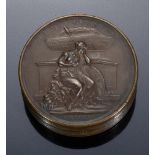 WILLIAM PITT. A COMMEMORATIVE GILT BRASS MEDALLIC SNUFF BOX AND COVER, C1823, the cover inset with