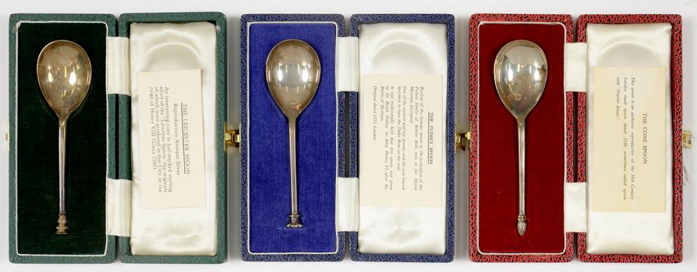 THREE ELIZABETH II SILVER SEAL TOP SPOONS, LONDON 1975 AND 1976, CASED, 2OZS 18DWTS++GOOD CONDITION