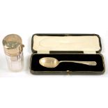 A GEORGE V SILVER TEASPOON, SHEFFIELD 1926, CASED AND AN EDWARD VII SILVER MOUNTED GLASS SCENT