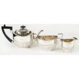 A VICTORIAN THREE PIECE SILVER TEA SERVICE, TEAPOT 14 CM H, SHEFFIELD 1897, 21OZS 6DWTS++GOOD