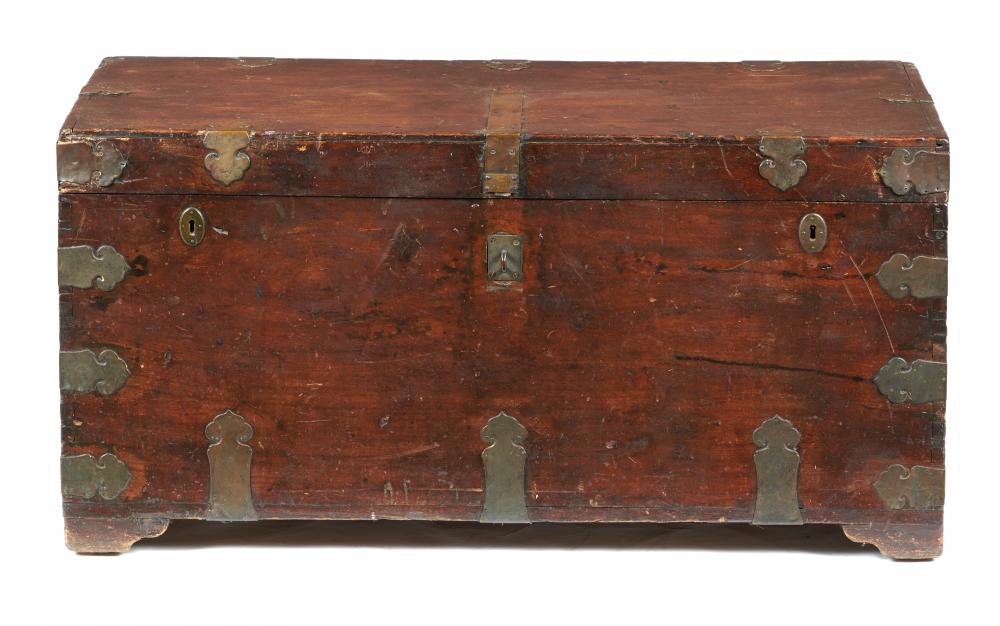 A CHINESE EXPORT SHEET BRASS MOUNTED CAMPHOR WOOD CHEST, EARLY 19TH C, with brass hinges and iron