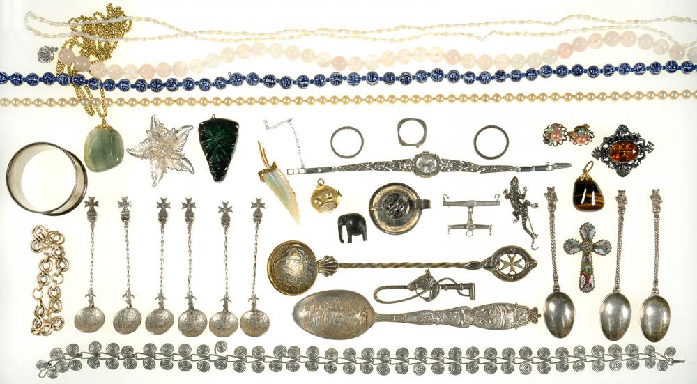 MISCELLANEOUS COSTUME JEWELLERY AND SILVER INCLUDING A MARCASITE LIZARD BROOCH, A STRING OF ROSE