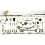 MISCELLANEOUS COSTUME JEWELLERY AND SILVER INCLUDING A MARCASITE LIZARD BROOCH, A STRING OF ROSE