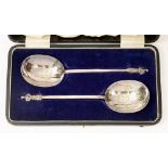 A PAIR OF VICTORIAN SILVER APOSTLE SPOONS, LONDON 1887, CASED, 4OZS 10DWTS++GOOD CONDITION