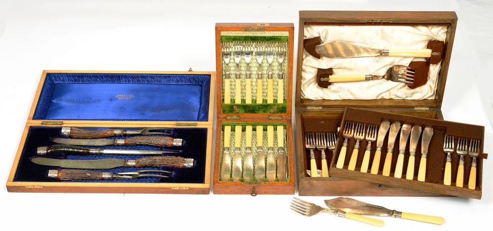 A VICTORIAN FIVE PIECE SILVER MOUNTED AND HORN HAFTED CARVING SET, SHEFFIELD 1899, CASED AND TWO