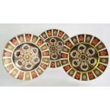 A SET OF THREE ROYAL CROWN DERBY IMARI PATTERN PLATES, 26.5CM D, PRINTED MARK, LATE 20TH C