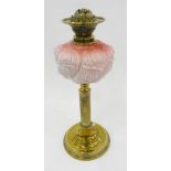 A VICTORIAN BRASS REEDED COLUMNAR OIL LAMP WITH MOULDED PEACH BLOOM GLASS FOUNT AND BRASS BURNER,