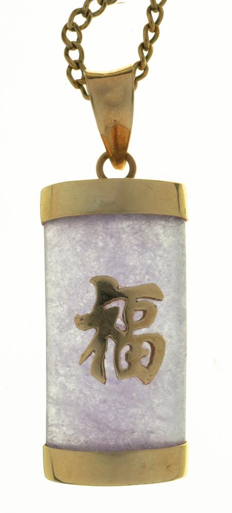 A CHINESE LAVENDER JADE PENDANT, IN GOLD MARKED 9K, ON A GILT CHAIN, PENDANT 1.8 X 0.9 MM APPROX++