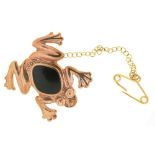 AN ONYX FROG BROOCH, IN 9CT GOLD, LONDON 2003, MAKER CWS, 2.5 X 2.5 CM, 6G++LIGHT WEAR CONSISTENT