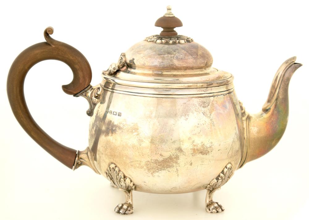 A GEORGE V SILVER TEAPOT, 16 CM H, BIRMINGHAM 1923, 18OZS 10DWTS++TARNISHED