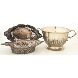 A VICTORIAN SILVER PORRINGER, 16.5 CM W, SHEFFIELD 1887 AND A PAIR OF VICTORIAN PIERCED SILVER