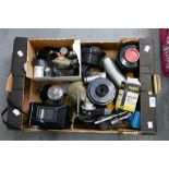 PHOTOGRAPHY. MISCELLANEOUS VINTAGE CAMERAS AND ACCESSORIES