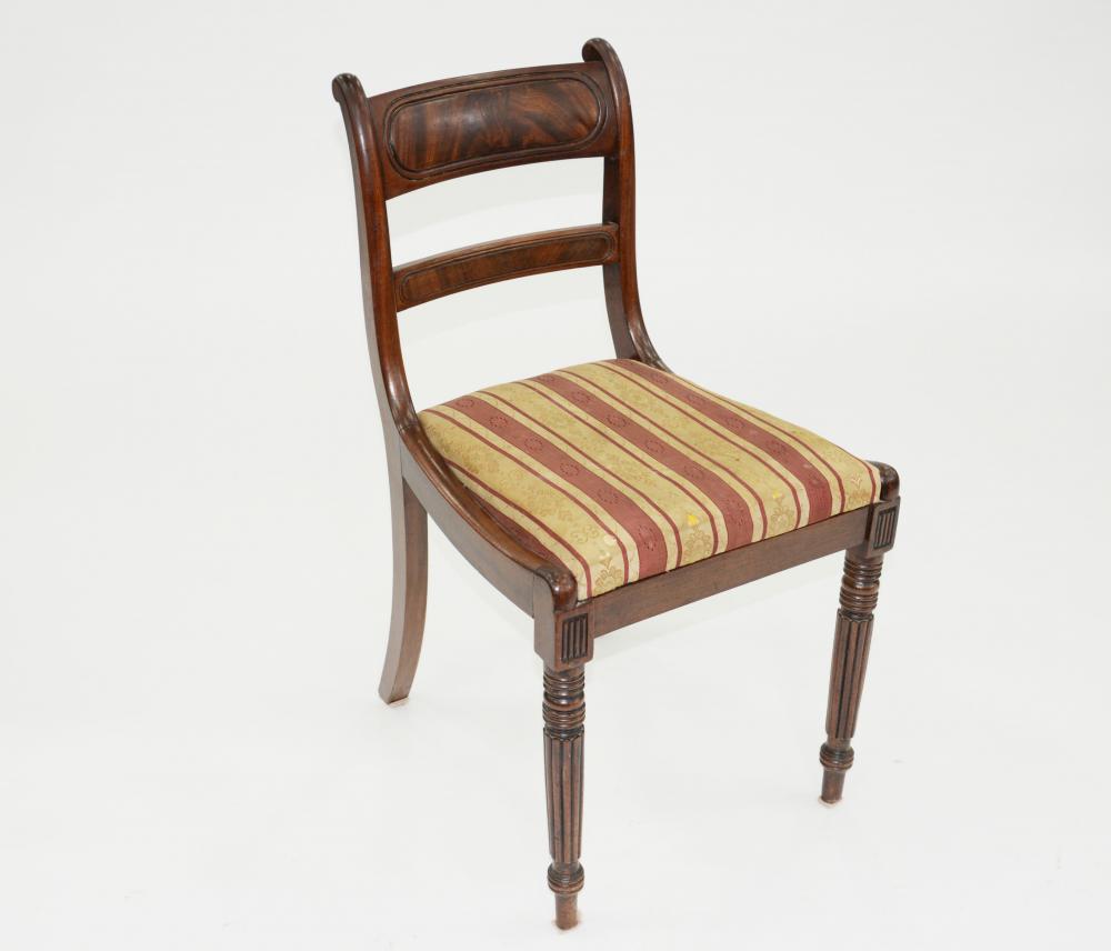 A VICTORIAN MAHOGANY DINING CHAIR ON TURNED LEGS
