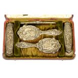 AN EDWARD VII FIVE PIECE SILVER DRESSING TABLE SET, BIRMINGHAM 1909, IN RED MOROCCO CASE++TARNISHED.