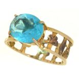 AN EGYPTIAN GEM SET RING, IN GOLD, 4G, SIZE V++GEM POSSIBLY APATITE, RING IN GOOD CONDITION