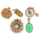 MISCELLANEOUS JEWELLERY COMPRISING A GREEN HARDSTONE PENDANT IN 9CT GOLD, A 9CT GOLD PENNY