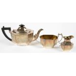 A GEORGE V THREE PIECE SILVER COMPOSED TEA SERVICE, TEAPOT 14 CM H, LONDON 1931 AND 1932, 25OZS
