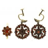 A PAIR OF BOHEMIAN GARNET EARRINGS N SILVER GILT AND A GARNET RING IN 9CT GOLD, SIZE R++LIGHT WEAR