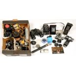 A YASHICA TWIN LENS REFLEX CAMERA, VARIOUS PHOTOGRAPHIC ACCESSORIES AND DARKROOM EQUIPMENT,