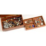 MISCELLANEOUS SILVER AND COSTUME JEWELLERY INCLUDING A WEDGWOOD JASPER BROOCH IN AN INLAID WOODEN