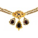 AN EARLY VICTORIAN FOILED GARNET AND GOLD NECKLACE, C1840 the leafy scrolling centre section with