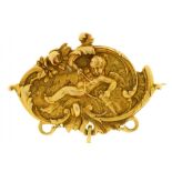 A FIN DE SIECLE CAST GOLD BROOCH, FRENCH, C1890 of Putto reclining on clouds, 3.2cm, control